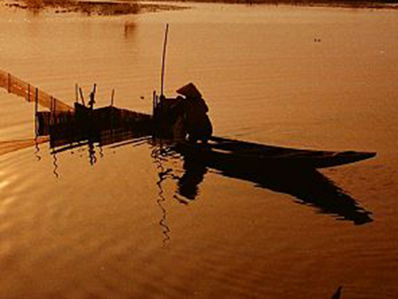 S&ocirc;ng qu&ecirc; nước chảy đ&ocirc;i d&ograve;ng